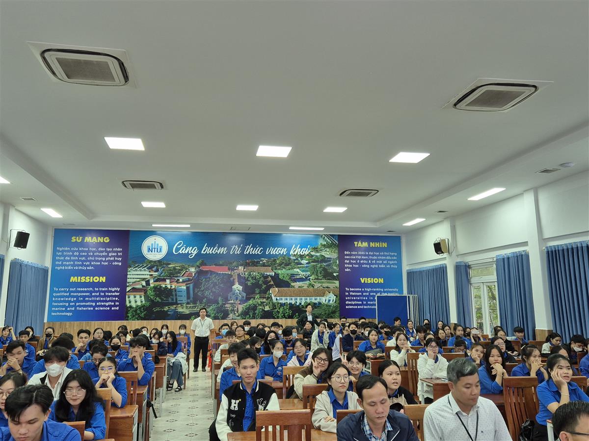 Sinh vi&ecirc;n ng&agrave;nh QLHH-Logistics tham gia HT