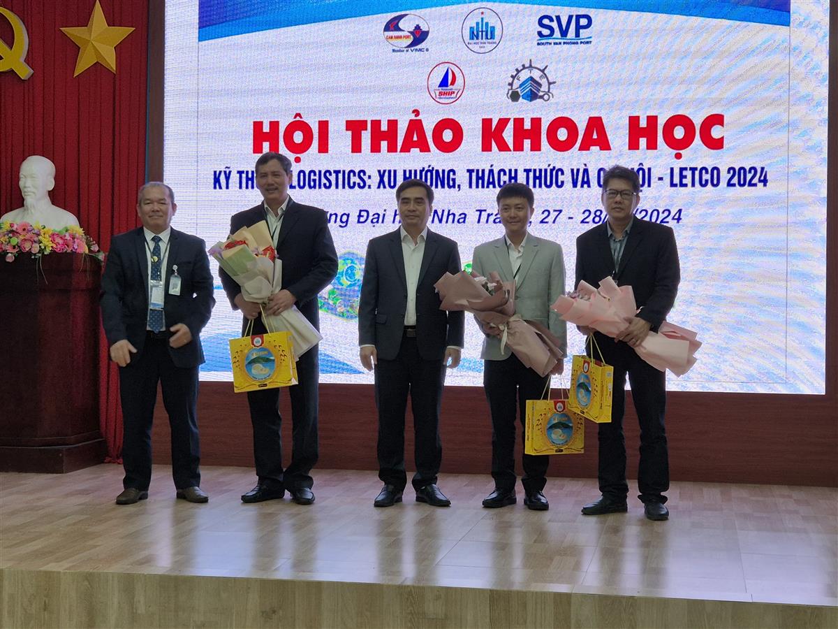 Tặng hoa nh&agrave;  t&agrave;i trợ