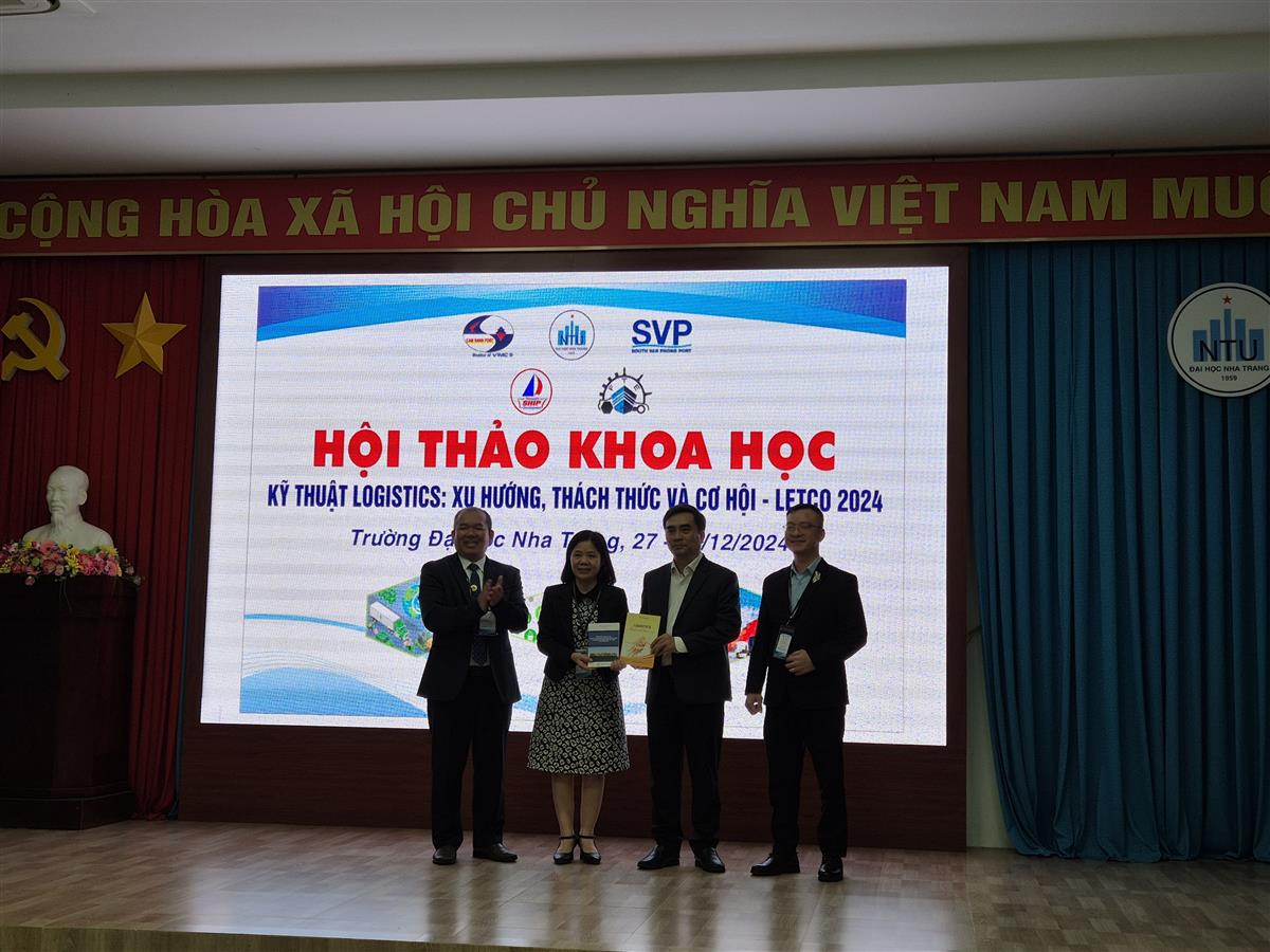 L&atilde;nh đạo VAloma tặng s&aacute;ch