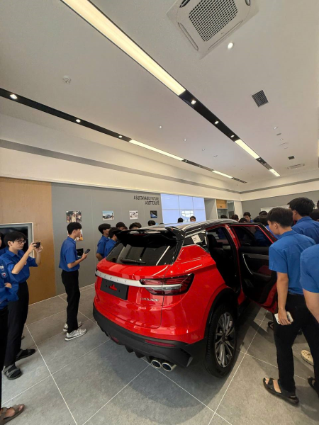 Tân sinh viên ngành Kỹ thuật Ô tô tham quan thực tế tại doanh nghiệp ô tô