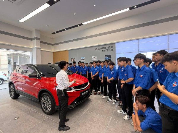 Tân sinh viên ngành Kỹ thuật Ô tô tham quan thực tế tại doanh nghiệp ô tô