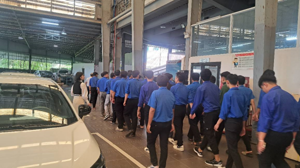 Tân sinh viên ngành Kỹ thuật Ô tô tham quan thực tế tại doanh nghiệp ô tô
