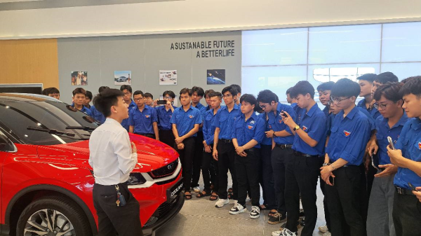 Tân sinh viên ngành Kỹ thuật Ô tô tham quan thực tế tại doanh nghiệp ô tô