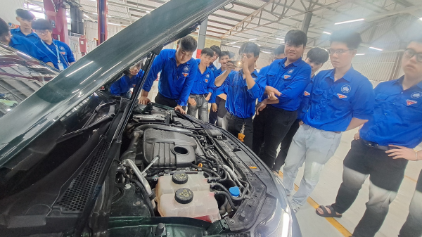 Tân sinh viên ngành Kỹ thuật Ô tô tham quan thực tế tại doanh nghiệp ô tô