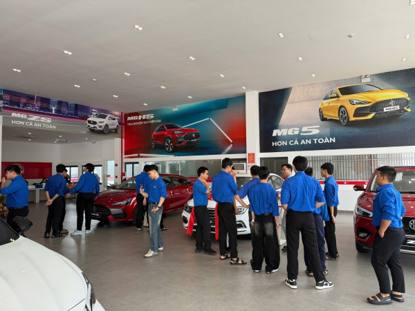 Tân sinh viên ngành Kỹ thuật Ô tô tham quan thực tế tại doanh nghiệp ô tô