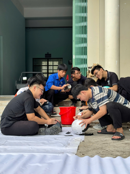 Sinh viên khoa Kỹ thuật Giao thông hào hứng tham gia chương trình "Samurai đến trường cùng bạn"