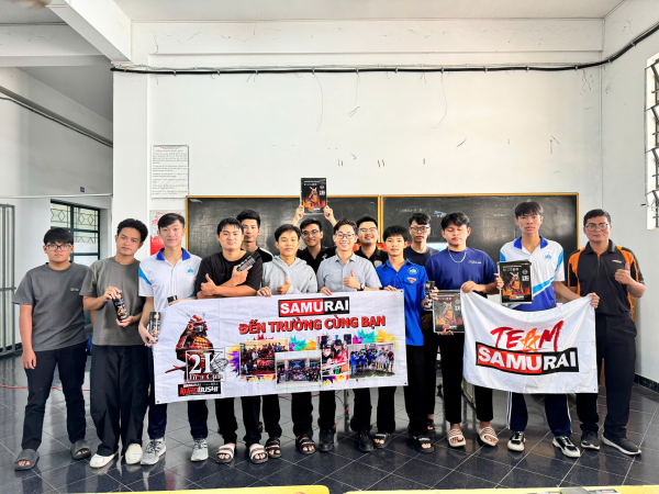 Sinh viên khoa Kỹ thuật Giao thông hào hứng tham gia chương trình "Samurai đến trường cùng bạn"