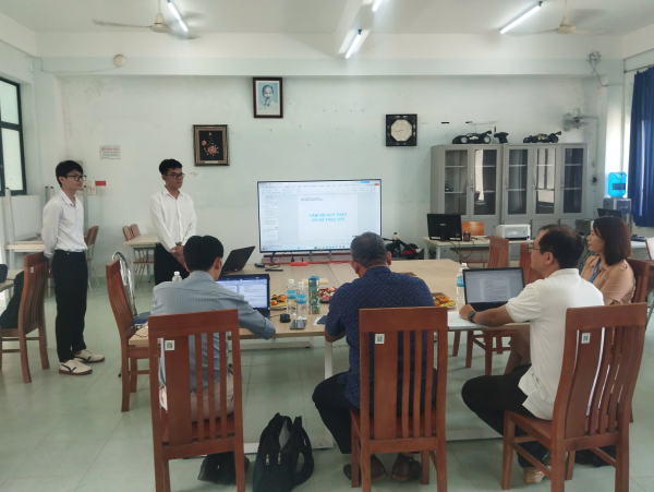 Sinh viên ngành Kỹ thuật Ô tô bảo vệ đề tài Nghiên cứu Khoa học