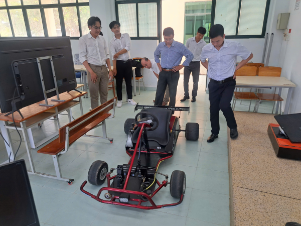 Sinh viên bảo vệ đề tài Nghiên cứu Khoa học