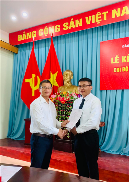 LỄ KẾT NẠP ĐẢNG VIÊN MỚI NĂM 2022