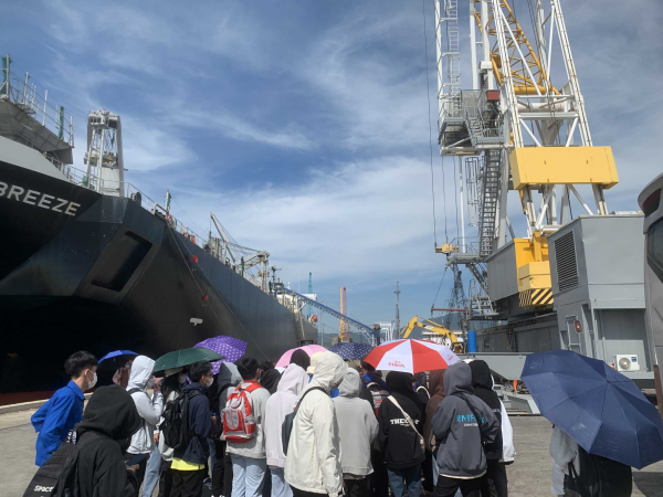 TÂN SINH VIÊN K65 KHHH1 THAM QUAN CẢNG CAM RANH