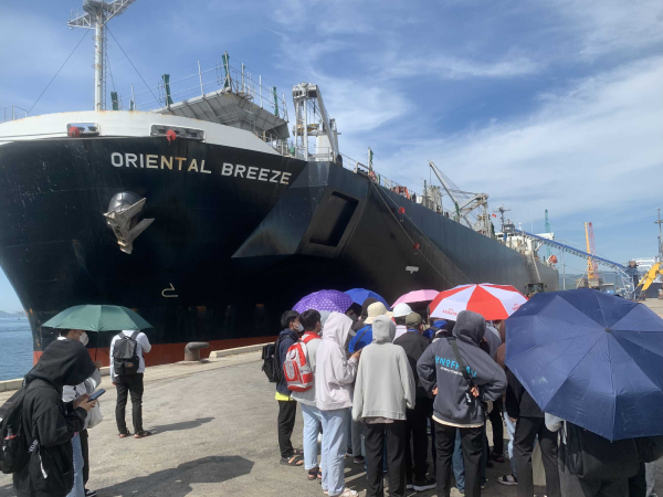 TÂN SINH VIÊN K65 KHHH1 THAM QUAN CẢNG CAM RANH