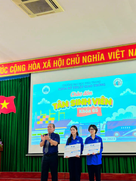 Tưng bừng chào đón tân sinh viên Khóa 65