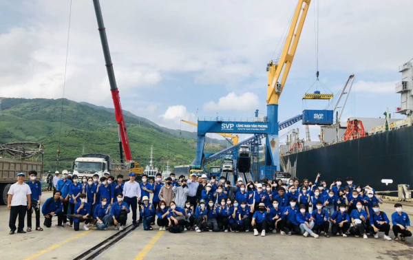 Lớp K65 KHHH2 Tham quan Cảng Quốc tế Nam Vân Phong