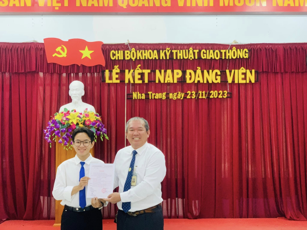 Chi bộ Khoa Kỹ thuật Giao thông kết nạp đảng viên mới 
