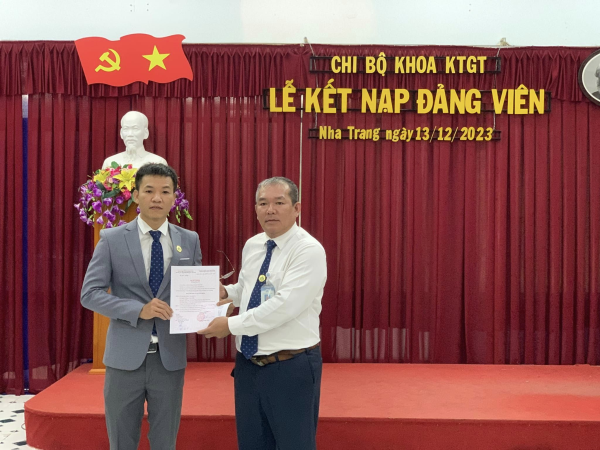 LỄ KẾT NẠP ĐẢNG VIÊN MỚI.
