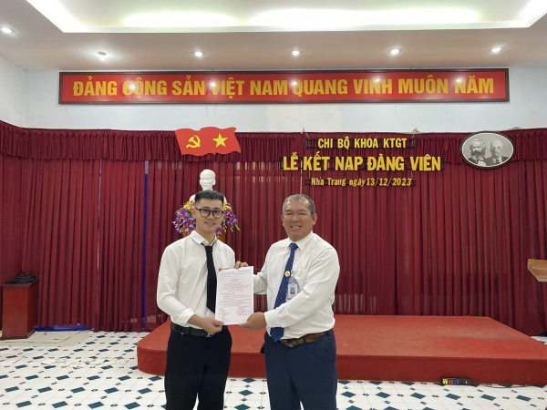 LỄ KẾT NẠP ĐẢNG VIÊN MỚI.