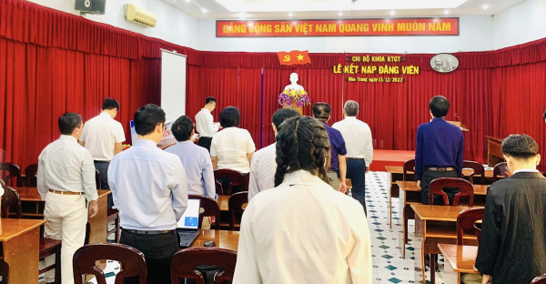 LỄ KẾT NẠP ĐẢNG VIÊN MỚI.