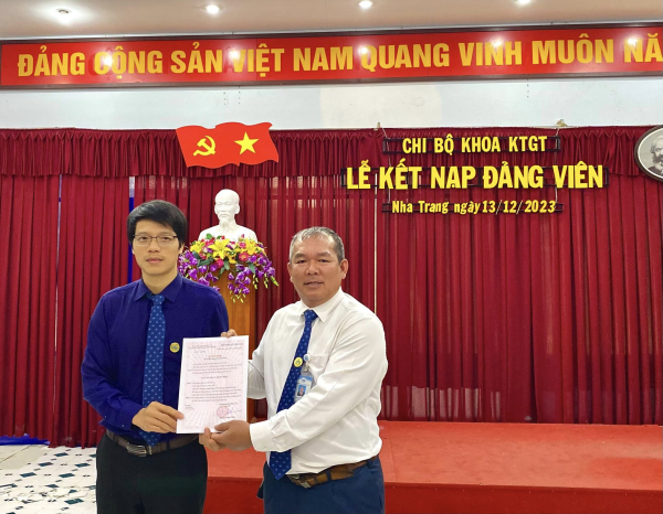 LỄ KẾT NẠP ĐẢNG VIÊN MỚI.