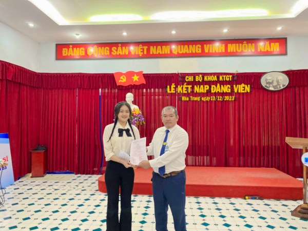 LỄ KẾT NẠP ĐẢNG VIÊN MỚI.